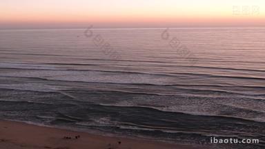 日出日落氛围下的海滩浪花实拍4k